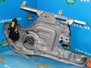 Gebruikte Raammechaniek 4Deurs rechts-voor Hyundai Trajet 2.0 16V Prijs € 68,25 Margeregeling aangeboden door Maresia Auto Recycling B.V.