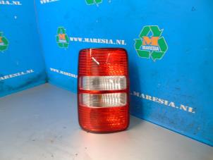 Gebruikte Achterlicht links Volkswagen Caddy III (2KA,2KH,2CA,2CH) 1.6 TDI 16V Prijs € 36,75 Margeregeling aangeboden door Maresia Auto Recycling B.V.