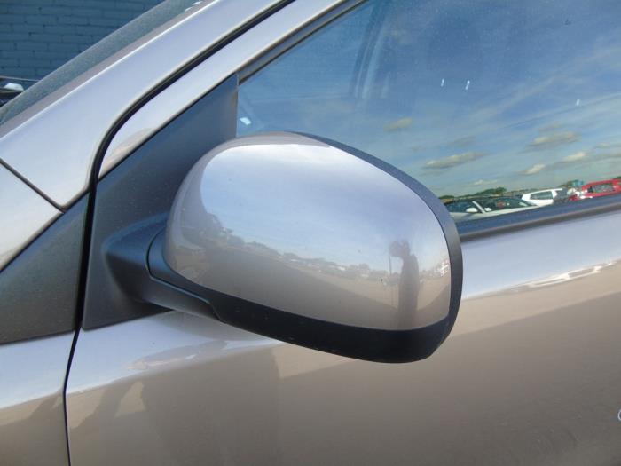 Buitenspiegel links van een Nissan Note (E11) 1.4 16V 2012