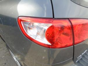 Gebruikte Achterlicht links Hyundai Santa Fe II (CM) 2.2 CRDi 16V 4x4 Prijs € 52,50 Margeregeling aangeboden door Maresia Auto Recycling B.V.