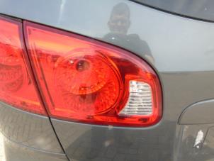 Gebruikte Achterlicht links Hyundai Santa Fe II (CM) 2.2 CRDi 16V 4x4 Prijs € 42,00 Margeregeling aangeboden door Maresia Auto Recycling B.V.