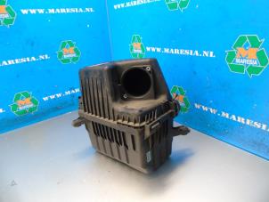 Gebruikte Luchtfilterhuis Hyundai Santa Fe II (CM) 2.2 CRDi 16V 4x4 Prijs € 105,00 Margeregeling aangeboden door Maresia Auto Recycling B.V.