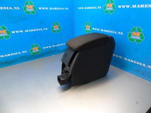 Gebruikte Armleuning Volkswagen Golf VI (5K1) 1.4 TSI 160 16V Prijs € 262,50 Margeregeling aangeboden door Maresia Auto Recycling B.V.