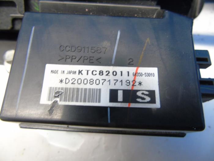 Zonnescherm elektrisch midden-achter van een Lexus IS (E2) 220d 16V 2007