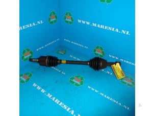 Gebruikte Aandrijfas links-voor Mazda 2 (NB/NC/ND/NE) 1.25 16V Prijs € 42,00 Margeregeling aangeboden door Maresia Auto Recycling B.V.