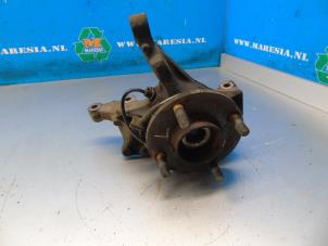 Gebruikte Fusee links-voor Ford Fiesta 6 (JA8) 1.5 TDCi Prijs € 68,25 Margeregeling aangeboden door Maresia Auto Recycling B.V.