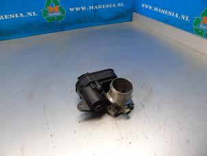 Gebruikte Gasklephuis Peugeot 2008 (CU) 1.2 12V e-THP PureTech 130 Prijs € 42,00 Margeregeling aangeboden door Maresia Auto Recycling B.V.