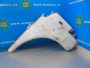 Gebruikte Ruitensproeiertank voor BMW 1 serie (E87/87N) 118i 16V Prijs € 47,25 Margeregeling aangeboden door Maresia Auto Recycling B.V.