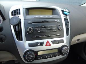 Gebruikte Radio CD Speler Kia Cee'd (EDB5) 1.6 CRDi 16V Prijs € 89,25 Margeregeling aangeboden door Maresia Auto Recycling B.V.