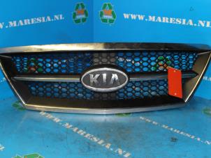Gebruikte Grille Kia Sorento I (JC) 2.5 CRDi 16V Prijs € 52,50 Margeregeling aangeboden door Maresia Auto Recycling B.V.