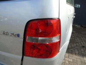 Gebruikte Achterlicht rechts Volkswagen Touran (1T1/T2) 1.6 FSI 16V Prijs € 31,50 Margeregeling aangeboden door Maresia Auto Recycling B.V.