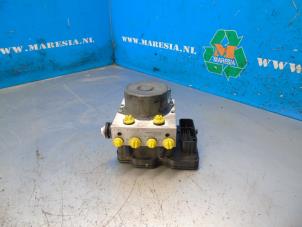 Gebruikte ABS Pomp Renault Clio IV Estate/Grandtour (7R) 0.9 Energy TCE 75 12V Prijs € 157,50 Margeregeling aangeboden door Maresia Auto Recycling B.V.