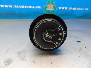 Gebruikte Standenschakelaar automaatbak Peugeot Partner (GC/GF/GG/GJ/GK) 1.6 BlueHDi 100 Prijs € 94,50 Margeregeling aangeboden door Maresia Auto Recycling B.V.