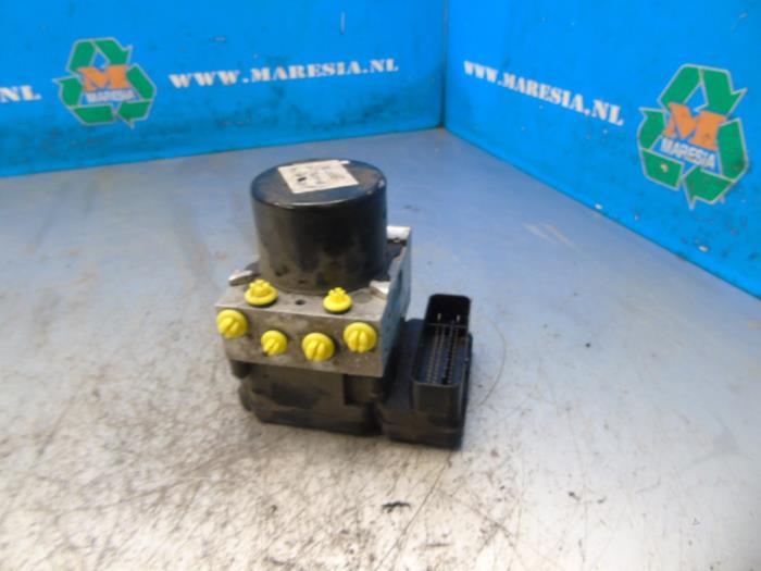 Gebruikte ABS Pomp Ford C-Max (DXA) 1.6 Ti-VCT 16V Prijs € 73,50 Margeregeling aangeboden door Maresia Auto Recycling B.V.