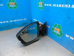 Gebruikte Spiegel Buiten links Skoda Karoq 1.5 TSI 16V Prijs € 210,00 Margeregeling aangeboden door Maresia Auto Recycling B.V.