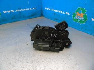 Gebruikte Slotmechaniek Portier 4Deurs links-voor Skoda Karoq 1.5 TSI 16V Prijs € 49,88 Margeregeling aangeboden door Maresia Auto Recycling B.V.