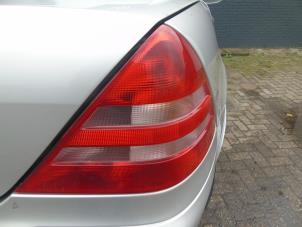 Gebruikte Achterlicht rechts Mercedes SLK (R170) 2.3 230 K 16V Prijs € 73,50 Margeregeling aangeboden door Maresia Auto Recycling B.V.