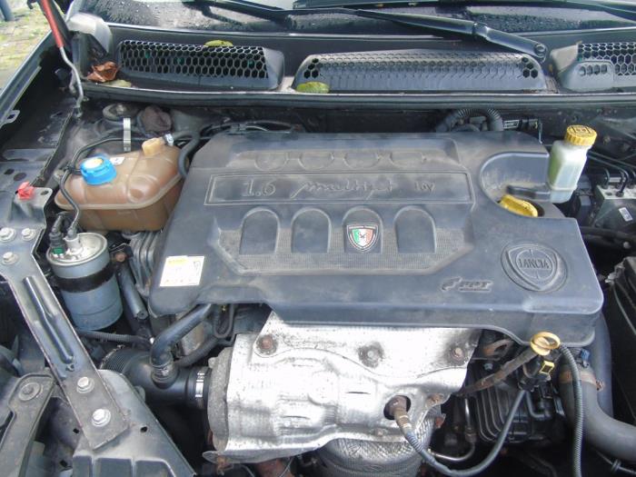 Motor van een Lancia Delta (844) 1.6 D Multijet 16V 120 2010