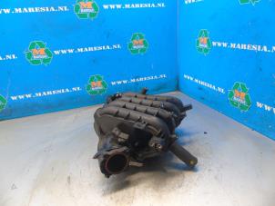 Gebruikte Inlaatspruitstuk Kia Rio III (UB) 1.2 CVVT 16V Prijs € 105,00 Margeregeling aangeboden door Maresia Auto Recycling B.V.