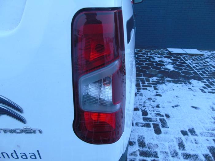 Achterlicht rechts van een Citroën Berlingo 1.5 BlueHDi 75 2021