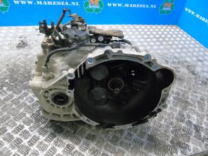 Gebruikte Versnellingsbak Kia Carens III (FG) 2.0 CRDI VGT 16V Prijs op aanvraag aangeboden door Maresia Auto Recycling B.V.