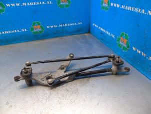 Gebruikte Ruitenwis Mechaniek Kia Carens III (FG) 2.0 CRDI VGT 16V Prijs € 42,00 Margeregeling aangeboden door Maresia Auto Recycling B.V.