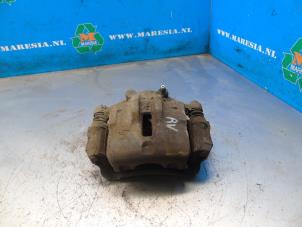 Gebruikte Remklauw (Tang) rechts-voor Kia Carens III (FG) 2.0 CRDI VGT 16V Prijs € 47,25 Margeregeling aangeboden door Maresia Auto Recycling B.V.