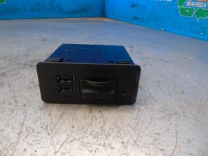 Gebruikte AUX/USB aansluiting Mazda 3 (BM/BN) 2.0 SkyActiv-G 120 16V Prijs € 52,50 Margeregeling aangeboden door Maresia Auto Recycling B.V.