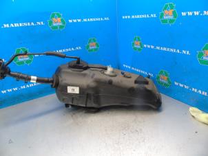 Gebruikte Tank adblue Jaguar XE 2.0d 180 16V Prijs € 210,00 Margeregeling aangeboden door Maresia Auto Recycling B.V.