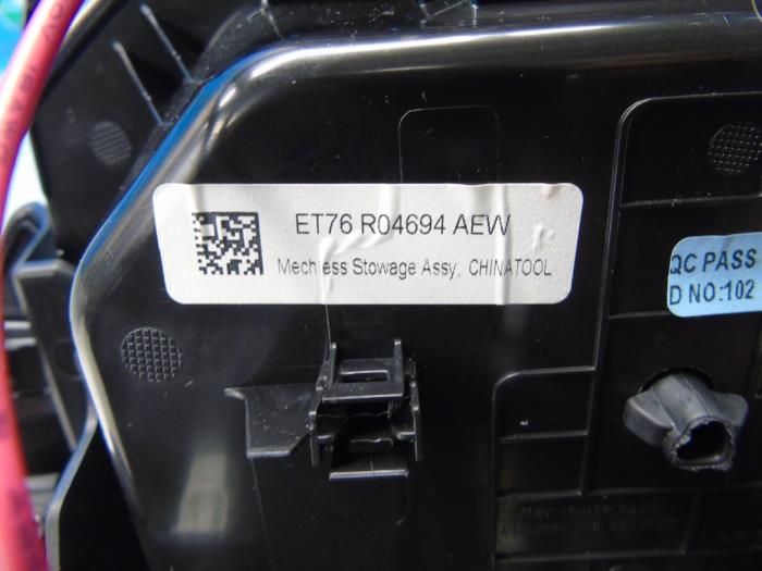 Radio omlijsting van een Ford Transit Courier 1.0 Ti-VCT EcoBoost 12V 2015