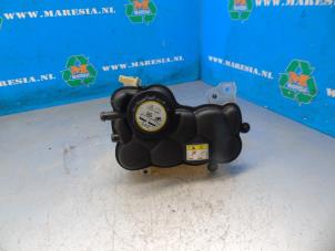 Gebruikte Expansievat Jaguar XE 2.0d 180 16V Prijs € 36,75 Margeregeling aangeboden door Maresia Auto Recycling B.V.