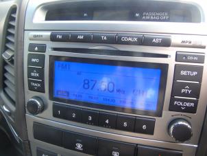 Gebruikte Radio CD Speler Hyundai Santa Fe II (CM) 2.2 CRDi 16V 4x4 Prijs € 157,50 Margeregeling aangeboden door Maresia Auto Recycling B.V.
