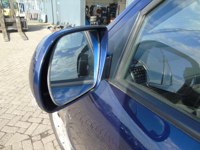 Buitenspiegel links van een Hyundai Santa Fe II (CM) 2.2 CRDi 16V 4x4 2011