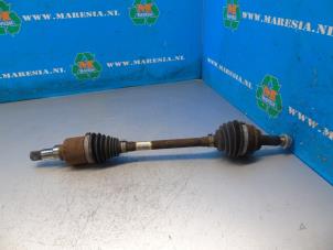 Gebruikte Aandrijfas links-voor Ford Fiesta 7 1.0 EcoBoost 12V 85 Prijs € 168,00 Margeregeling aangeboden door Maresia Auto Recycling B.V.