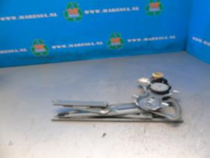 Gebruikte Ruitmechaniek 4Deurs links-voor Toyota Yaris II (P9) 1.33 16V Dual VVT-I Prijs € 57,75 Margeregeling aangeboden door Maresia Auto Recycling B.V.