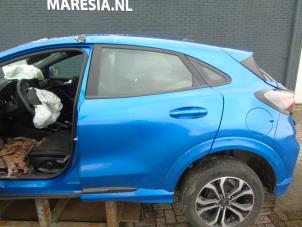 Gebruikte Deur 4Deurs links-achter Ford Puma 1.0 Ti-VCT EcoBoost mHEV 12V Prijs € 367,50 Margeregeling aangeboden door Maresia Auto Recycling B.V.