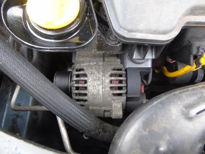 Gebruikte Alternator Renault Clio III Estate/Grandtour (KR) 1.2 16V Prijs € 36,75 Margeregeling aangeboden door Maresia Auto Recycling B.V.