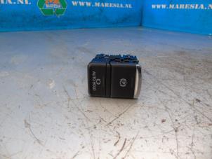 Gebruikte Schakelaar handrem Mitsubishi Eclipse Cross (GK/GL) 2.4 16V PHEV 4x4 Prijs € 21,00 Margeregeling aangeboden door Maresia Auto Recycling B.V.