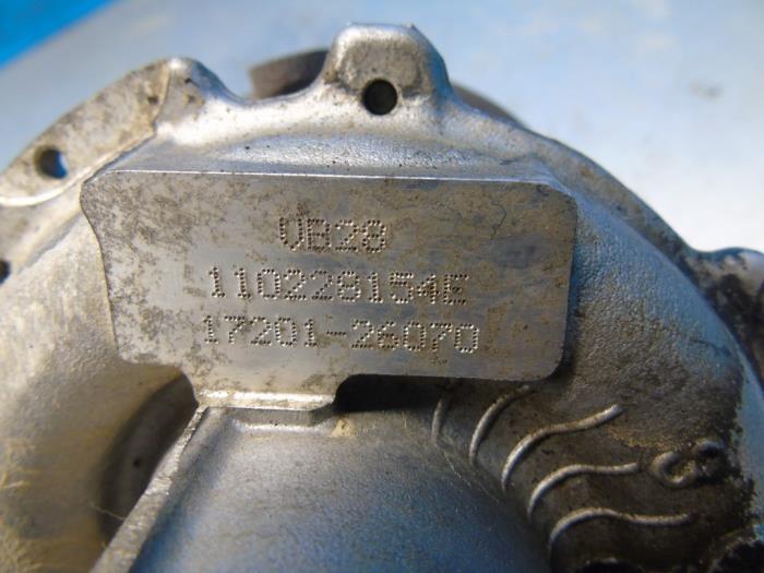 Turbo van een Toyota RAV4 (A3) 2.2 D-4D-F 16V 4x4 2011