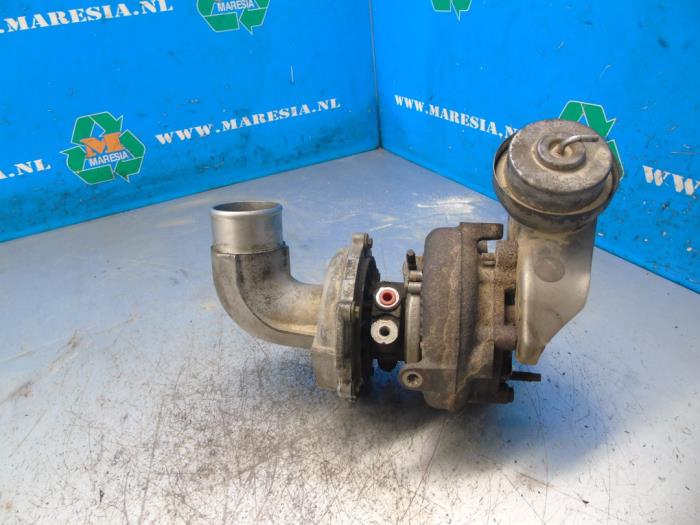 Turbo van een Toyota RAV4 (A3) 2.2 D-4D-F 16V 4x4 2011