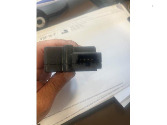 Central electronic module van een Hyundai Santa Fe II (CM) 2.2 CRDi 16V 4x4 2006