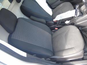 Gebruikte Stoel rechts Ford Transit Courier 1.5 TDCi 75 Prijs € 210,00 Margeregeling aangeboden door Maresia Auto Recycling B.V.