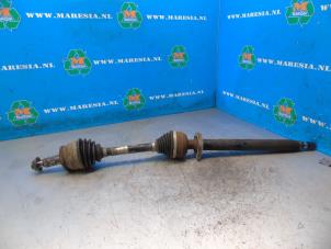 Gebruikte Aandrijfas rechts-voor Opel Astra J Sports Tourer (PD8/PE8/PF8) 1.6 CDTI 16V Prijs € 157,50 Margeregeling aangeboden door Maresia Auto Recycling B.V.