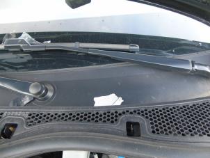 Gebruikte Ruitenwis Mechaniek Opel Corsa F (UB/UH/UP) 1.2 12V 75 Prijs € 63,00 Margeregeling aangeboden door Maresia Auto Recycling B.V.