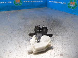 Gebruikte Achterklep Slotmechaniek Toyota Yaris III (P13) 1.5 16V Hybrid Prijs € 36,75 Margeregeling aangeboden door Maresia Auto Recycling B.V.