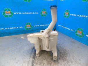 Gebruikte Ruitensproeiertank voor Toyota Yaris II (P9) 1.33 16V Dual VVT-I Prijs € 47,25 Margeregeling aangeboden door Maresia Auto Recycling B.V.