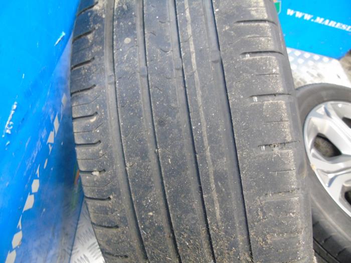 Velgen set + banden van een Suzuki Vitara (LY/MY) 1.6 16V VVT 2015