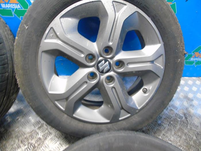 Velgen set + banden van een Suzuki Vitara (LY/MY) 1.6 16V VVT 2015