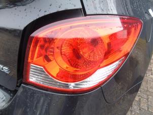 Gebruikte Achterlicht rechts Chevrolet Cruze (305) 1.6 16V VVT Prijs € 73,50 Margeregeling aangeboden door Maresia Auto Recycling B.V.