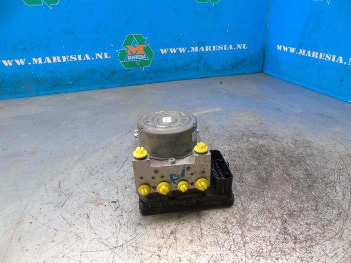 Gebruikte ABS Pomp Renault Megane IV Estate (RFBK) 1.3 TCE 115 16V Prijs € 183,75 Margeregeling aangeboden door Maresia Auto Recycling B.V.